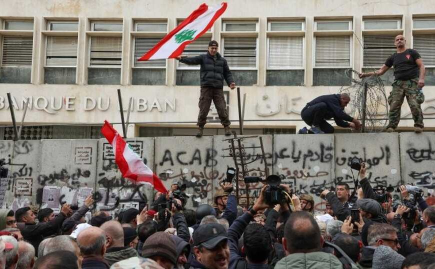 تجمّع العسكريين المتقاعدين: سنمنع مجلس الوزراء من الانعقاد غدًا